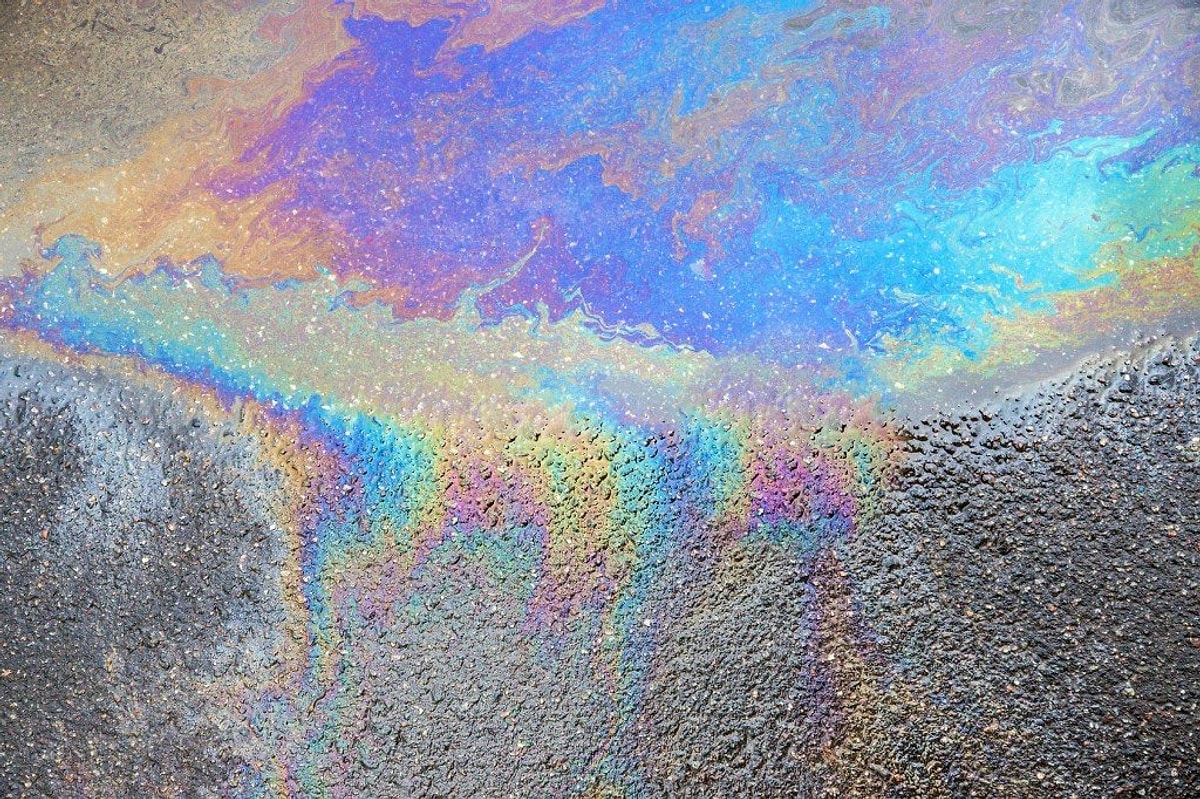 Бензиновые разводы на воде