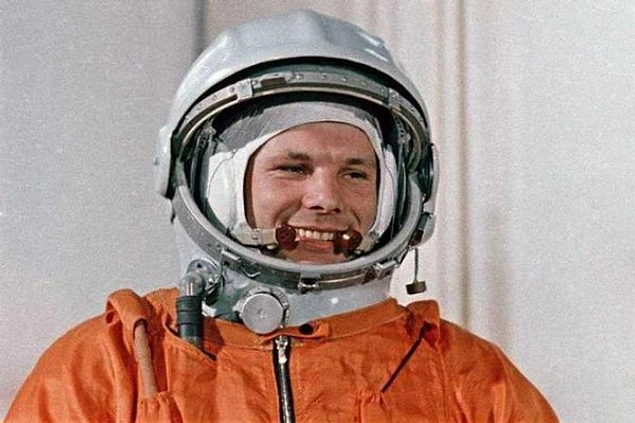 В это же время Юрий Гагарин в числе многих стал проходить подготовку к полету в космос.