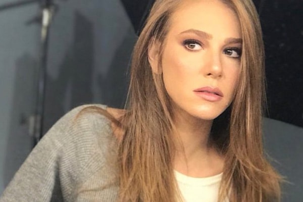 Интервью турецкой актрисы Эльчин Сангу: «Я стесняюсь, когда на меня смотрят…»