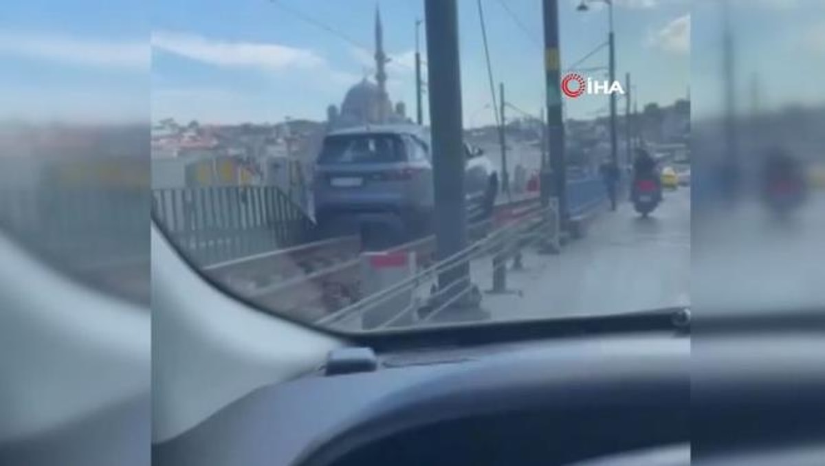 İstanbulda Tramvay Yoluna Giren Lüks Cip Raylarda Asılı Kaldı