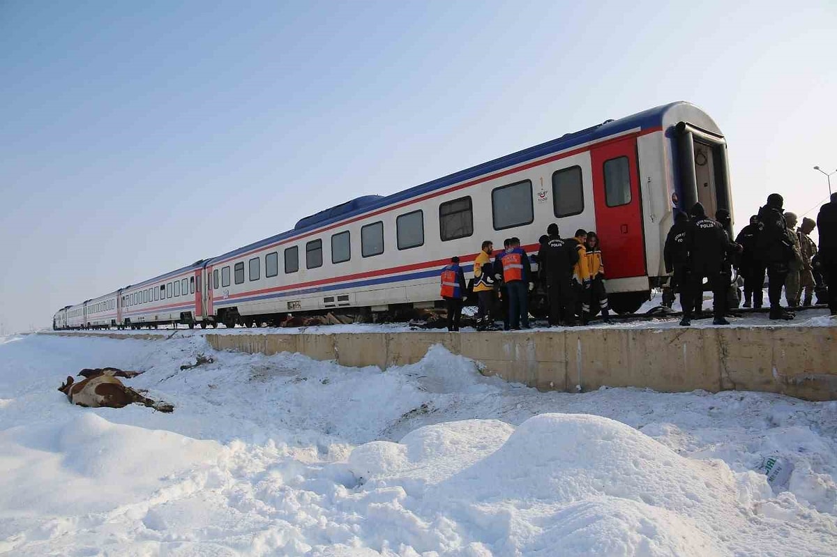 Feci Olay Yolcu Treni Tir A Arpt L Ve Yaral Lar Var