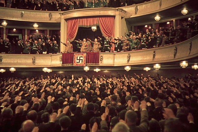 Адольф Гитлер и Йозеф Геббельс в театре Шарлоттенбург, Берлин, 1939г.