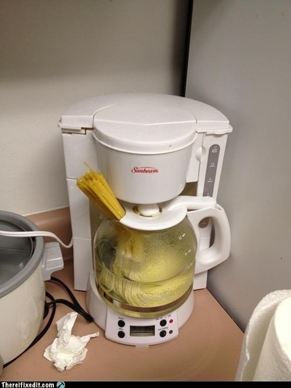 3. А это экстремал, который собрался приготовить спагетти в кофеварке.