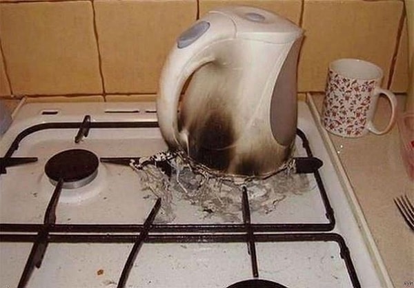 13. Этот фантазер совместил два вида энергии в одном чайнике.