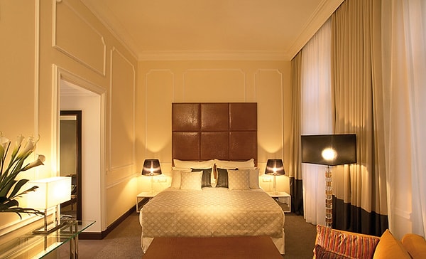 9. Когда вы едете в путешествие, вас уже не устраивают дешевые гостиницы, похожие на общежития.