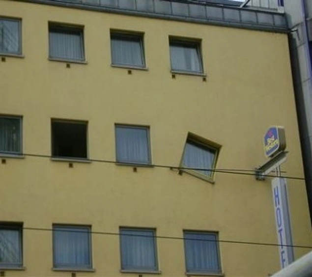 Строители, которые не дождались завершения последнего окошка.