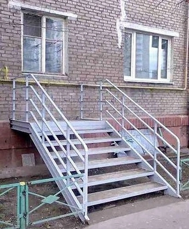 Строители, которые перепутали окна и двери.