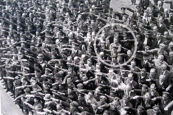 17. Nazi Mitinginde Nazi selamı vermeyi reddeden insanlığın umudu tek kişi.