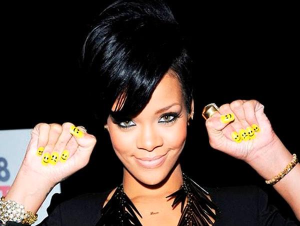 Bak Rihanna'nın tırnakları sana bir şey anlatmaya çalışıyor: