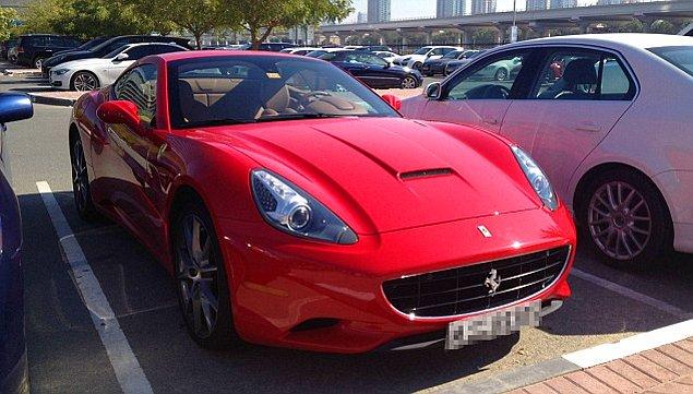 Kırmızı Ferrari