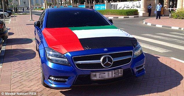 Mercedes, Kaputu Birleşik Arap Emirlikleri bayrağıyla kaplı