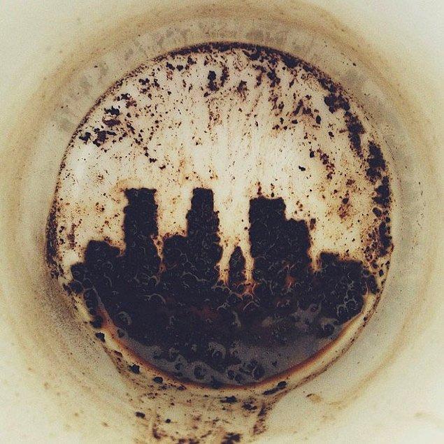 6. Kahve telvesine çizilen Minneapolis silüeti.