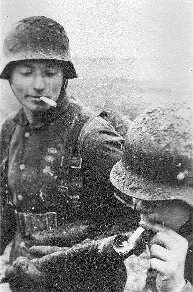 2. Dünya savaşında Alman askerleri silahla sigara yakıyor