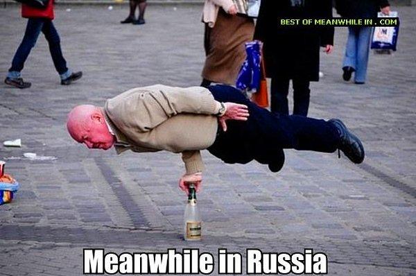 14. Vodkasıyla halka açık alanda değişik hareketler yapan Rus amca