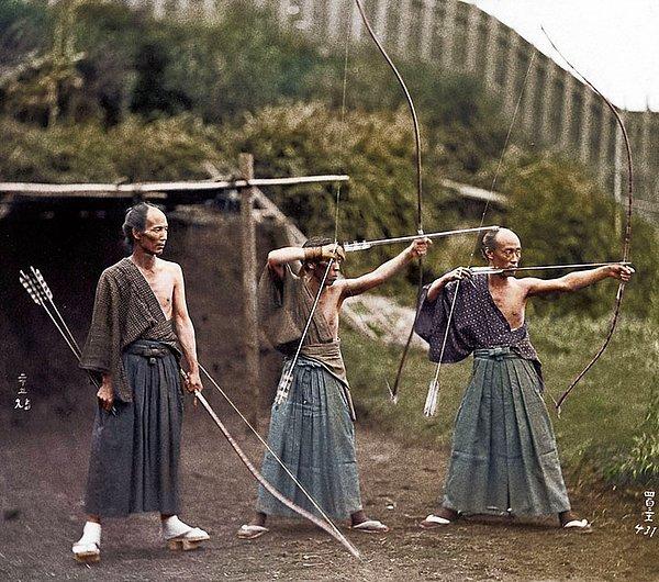 1. 1860 tarihli japon okçuları. foto renklendirilimiş