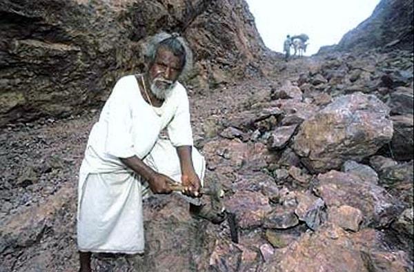 1. Tam 22 Yıl boyunca tek başına çalışarak dağı delip yol yapan Dashrath Manjhi
