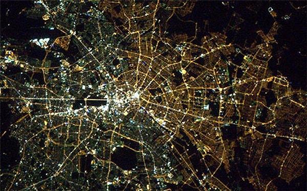 5. Berlin Duvarı yıkıldı ama, hala uzaydan bakınca Doğu Almanya ve Batı Almanya çok net bir şekilde fark edilebiliyor..