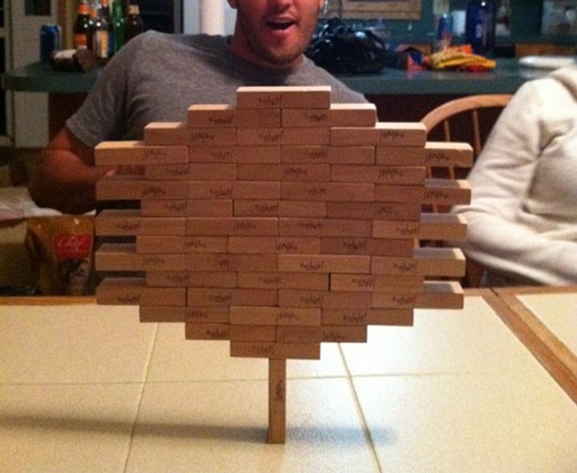 15. Jenga oynamamanız gereken tek kişi