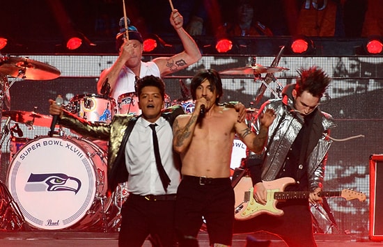 SuperBowl Finalinde Bruno Mars ve RHCP Şovu