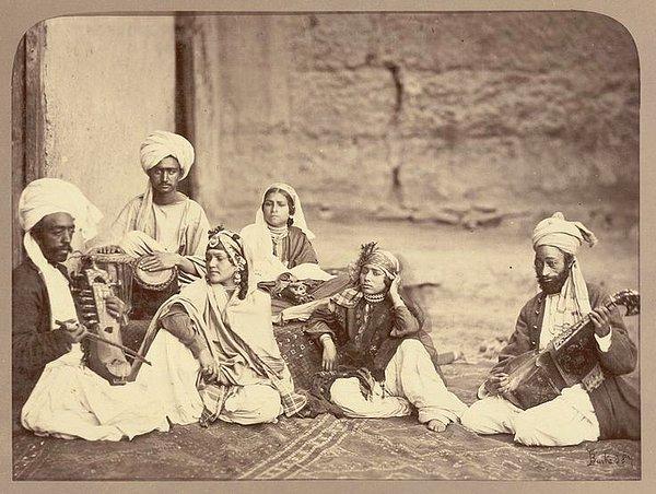Afganistan'lı dansçı kadınlar (Nautch) ve müzisyenler. 1880, Kabil, Afganistan