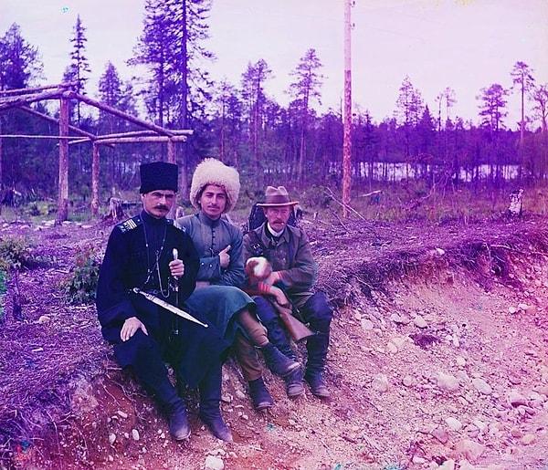 1. Sergei Mihayloviç Prokudin-Gorskii (Sağda) yanında iki Kosak kıyafetli adamla birlikte.
