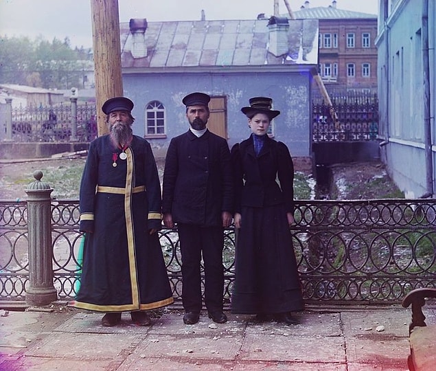 14. A.P. Kalganov Zlatoust silah fabrikasında oğlu ve torunu ile poz veriyor.