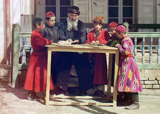 17. Sokakta eğitim gören bir grup çocuk