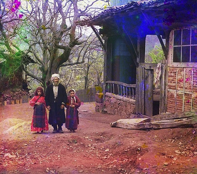 20. Caminin yanında Müslüman bir öğretmen ve öğrencileri (Artvin, Türkiye)