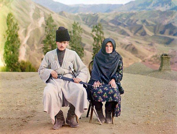 33. Dağıstan'da bir adam ve bir kadın fotoğrafçıya poz veriyor.