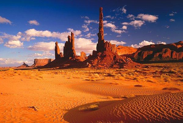 8. Arizona - Utah sınırındaki Red Rock Kuleleri ve kum desenleri.