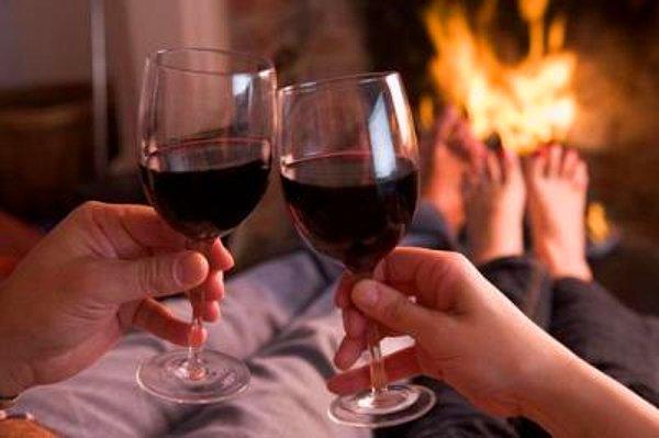 6. Şömine başında sevgiliyle içilen romantikli şarap fotoğrafları