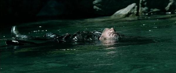 33)Aragornun nehirde sürüklendiği sahnede, Viggo Mortensen boğulma tehlikesi geçirmiş, 4-5 saniye suyun altında kalmış, kendini son anda bir kayanın üstüne atmayı başarmış.