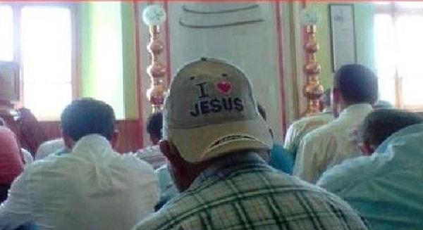 5. Hz.İsa fanı Müslüman ya da camiyi trolleyen adam.