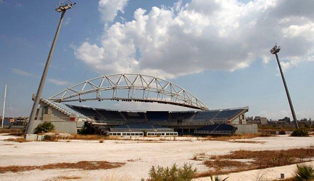16-Yunanistan, Atina'da 2004 Olimpiyatları için yapılmış ve daha sonra terkedilmiş bir plaj voleybol sahası