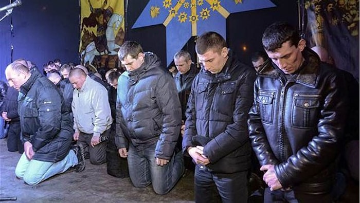 Ukrayna'da Polis Diz Çökerek Özür Diledi