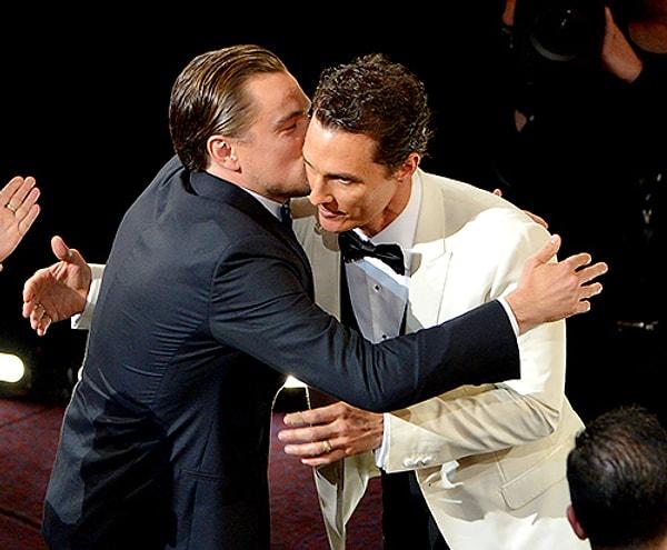 18. En iyi erkek oyuncu Oscar'ını kaybeden Leo'nun Matthew'i tebrik etmesi