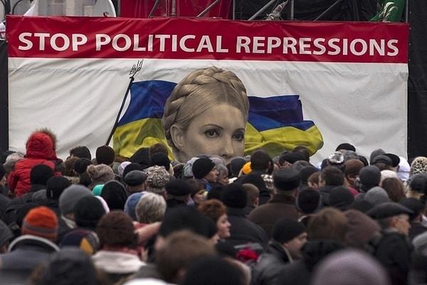 6. Yuchchenko'nun başbakanı Yulia Tymoshenko oldu. Ancak başarısız yönetim "Turuncu Devrim" koalisyonunun zayıflamasına sebep oldu.