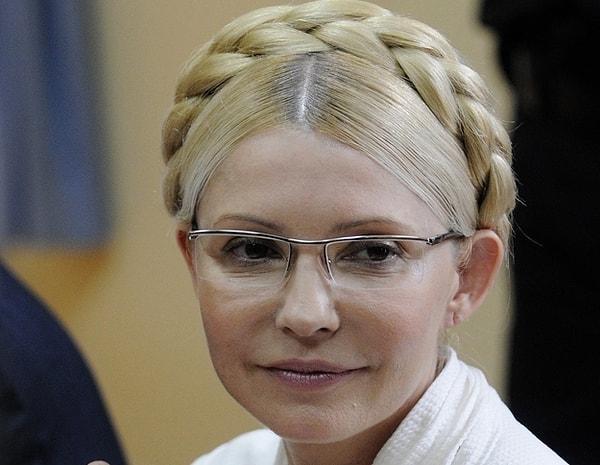 25. Aynı gün Parlamento, hapiste bulunan eski başbakan Yulia Tymoshenko'yu serbest bıraktı. Tymoshenko kabul etmediği yolsuzluk suçlamaları sebebiyle hapiste bulunuyordu.