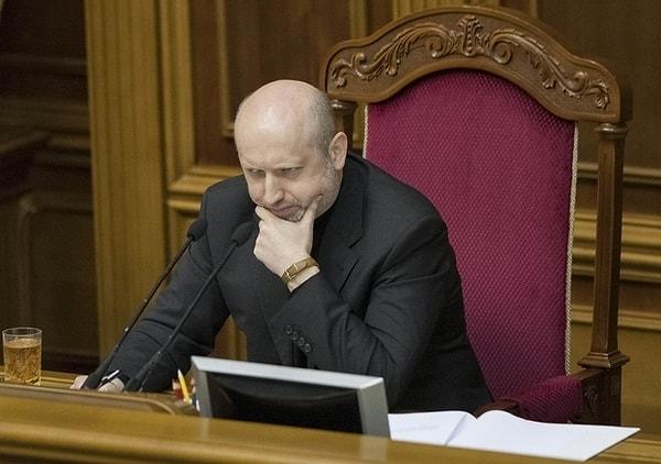 28. 23 Şubat'ta, Başkan'ın tüm yetkileri Parlamento sözcüsü olan ve serbest bırakılan eski başbakan Tymoshenko'ya yakınlığı ile bilinen Turchynov'a verildi