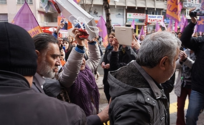 Kadınlar Eylemlerine Tepki Gösteren Adamı Tartakladı