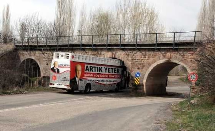 MHP'nin 'Kızgın' Otobüsü Tünele 'Kafa Attı'