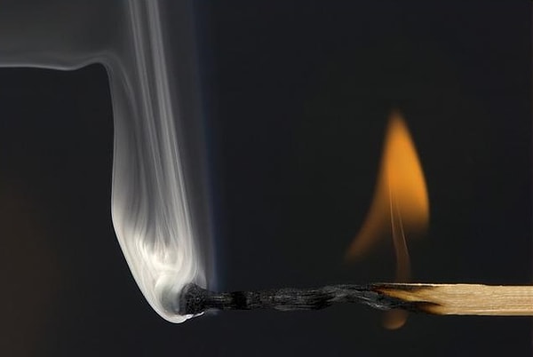 7. Если вы хотите, чтобы яйца не трескались во время варки, бросьте в воду сгоревшую спичку.