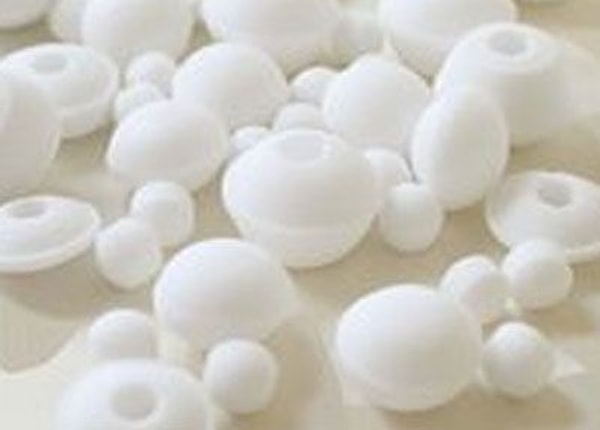 16. Кошки не любят нафталин и пластик. Если у вас в доме есть места, где вы не хотите видеть своих любимцев, положите туда нафталин и накройте его пластиком.