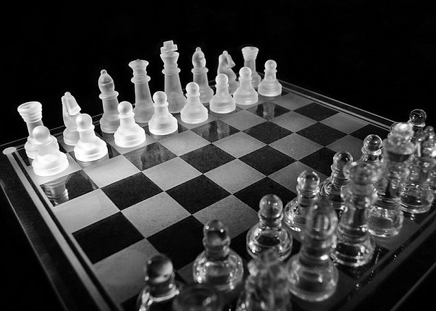 В шахматах только четыре центральные клетки играют решающую роль. Если хотите выиграть партию, вам нужно завладеть ими.