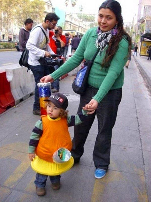 1. Çocuğunu 'bong' şeklinde giydiren anne.