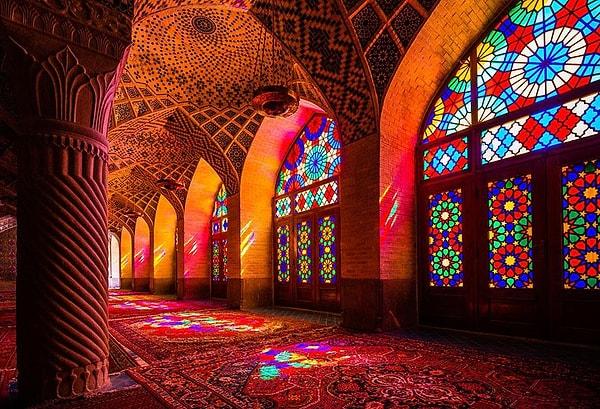 Bu renkli camlar caminin güney cephesinde yer alıyor ve her sabah güneş doğduğunda cami adeta canlanıyor.