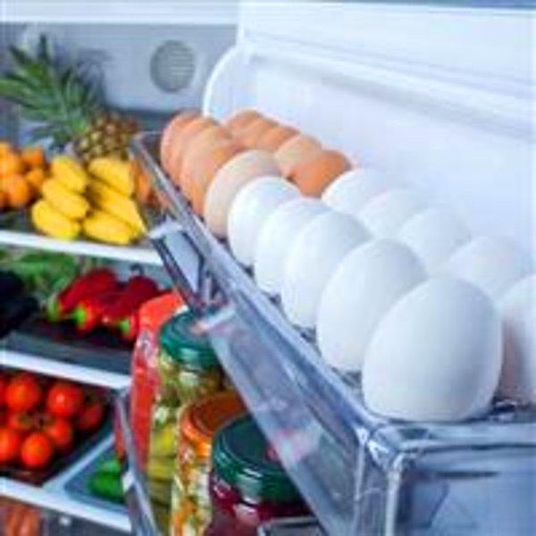 18. Yumurtalarin buz dolabinda saklanmasi gerekmez. Bu dusunce, firmalarin buzdolabi iclerine yumurtalik bolumu koymasiyla olusmustur.