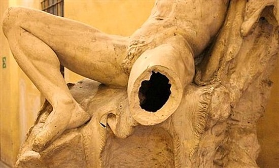 Selfie Çekerken Tarihi Heykeli Kırdı!..