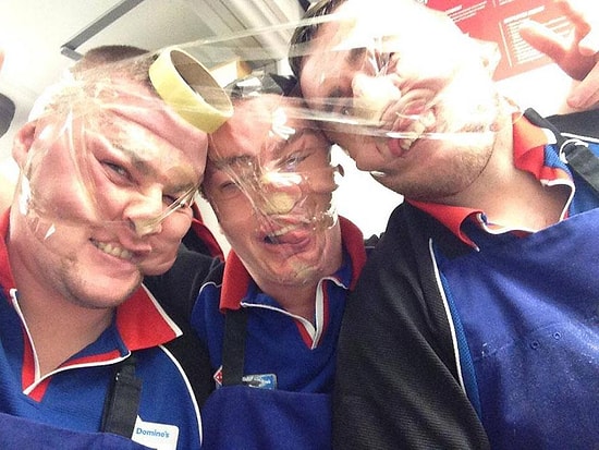 20 Eğlenceli Örnekle İnternet Aleminin Yeni Trendi: 'Koli Bandı Selfie'si'