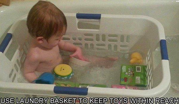 3. Çamaşır sepetini banyoda çocuğunuz için oyun alanına çevirebilirsiniz